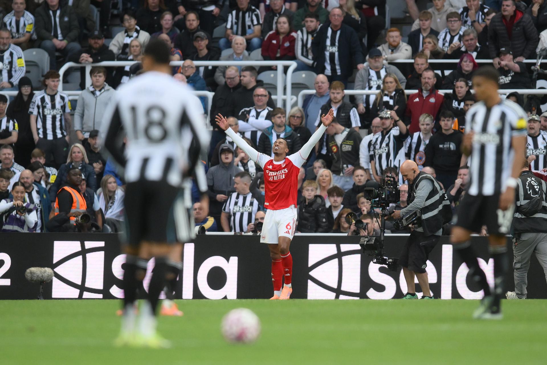 Gabriel festeja el 1-2 en Newcastle. EFE/EPA/GARY OAKLEY.
