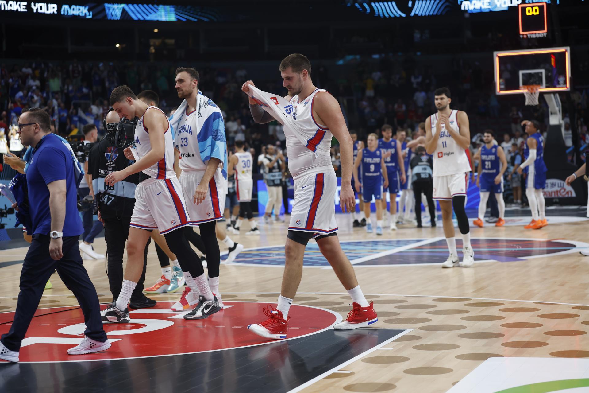 La selecciones de Turquía, Alemania y Lituania cumplieron los pronósticos y alcanzaron los cuartos de final del Eurobasket en los que también se situó Finlandia, que proporcionó al torneo la sorpresa de la sesión al tumbar a Serbia (en la imagen), una de las principales favoritas al título. EFE/EPA/TOMS KALNINS