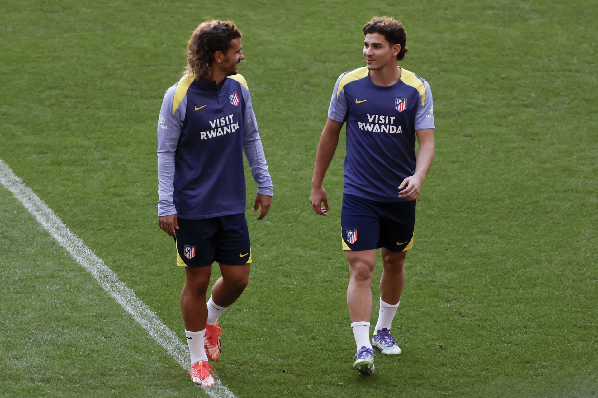 Los jugadores del Atlético de Madrid Antoine Griezmann (i) y Julián Álvarez (d), durante el entrenamiento del equipo previo al derbi de mañana frente al Real Madrid, este viernes en el estadio Metropolitano en Madrid.- EFE/Juanjo Martín