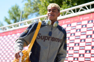 El delantero Lamine Yamal a su llegada a la concentración de jugadores de la Selección de Fútbol Absoluta Masculina para los partidos de clasificación del Mundial 2026, en la Ciudad del Fútbol de Las Rozas en Madrid, este lunes. EFE/ Ángel Martínez/ RFEF SOLO USO EDITORIAL/SOLO DISPONIBLE PARA ILUSTRAR LA NOTICIA QUE ACOMPAÑA (CRÉDITO OBLIGATORIO)