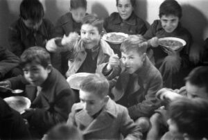 Imagen de archivo de una comida navideña para pobres en el barrio de Doña Carlota en Madrid en 1941. EFE/Vidal.