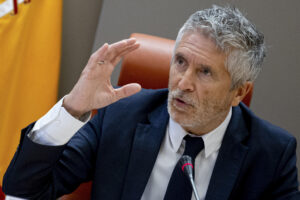 El ministro del Interior, Fernando Grande-Marlaska, presenta el balance provisional de la siniestralidad vial registrado en las carreteras españolas durante los pasados meses de julio y agosto. EFE/Daniel González
