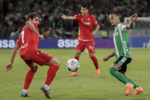 Jon Moncayola (i), del Osasuna, lucha un balón con Anthony, del Real Betis, durante el partido de Laliga que Betis y Osasuna disputaron en el estadio de La Cartuja. EFE/Julio Muñoz
