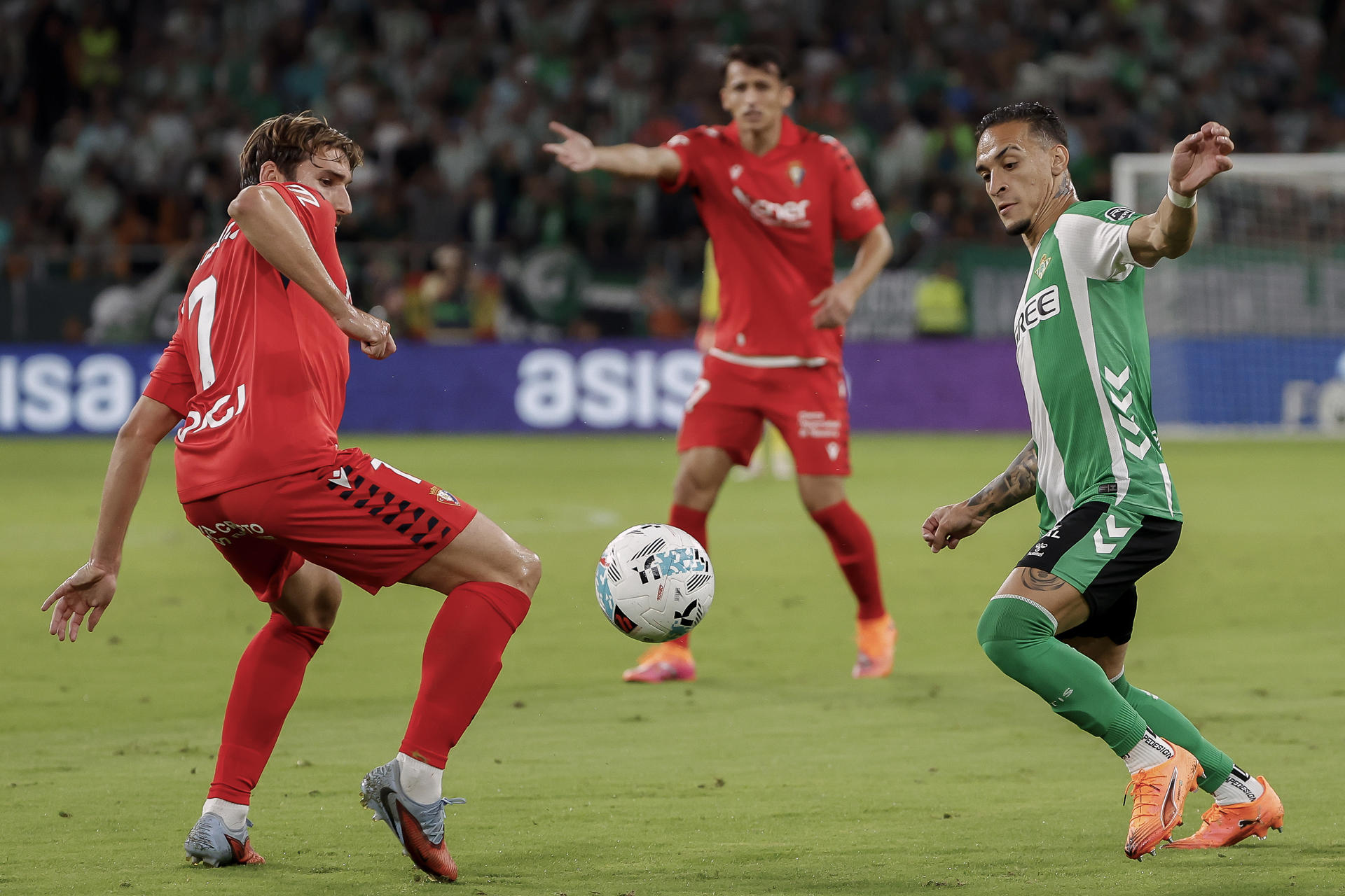 Jon Moncayola (i), del Osasuna, lucha un balón con Anthony, del Real Betis, durante el partido de Laliga que Betis y Osasuna disputaron en el estadio de La Cartuja. EFE/Julio Muñoz