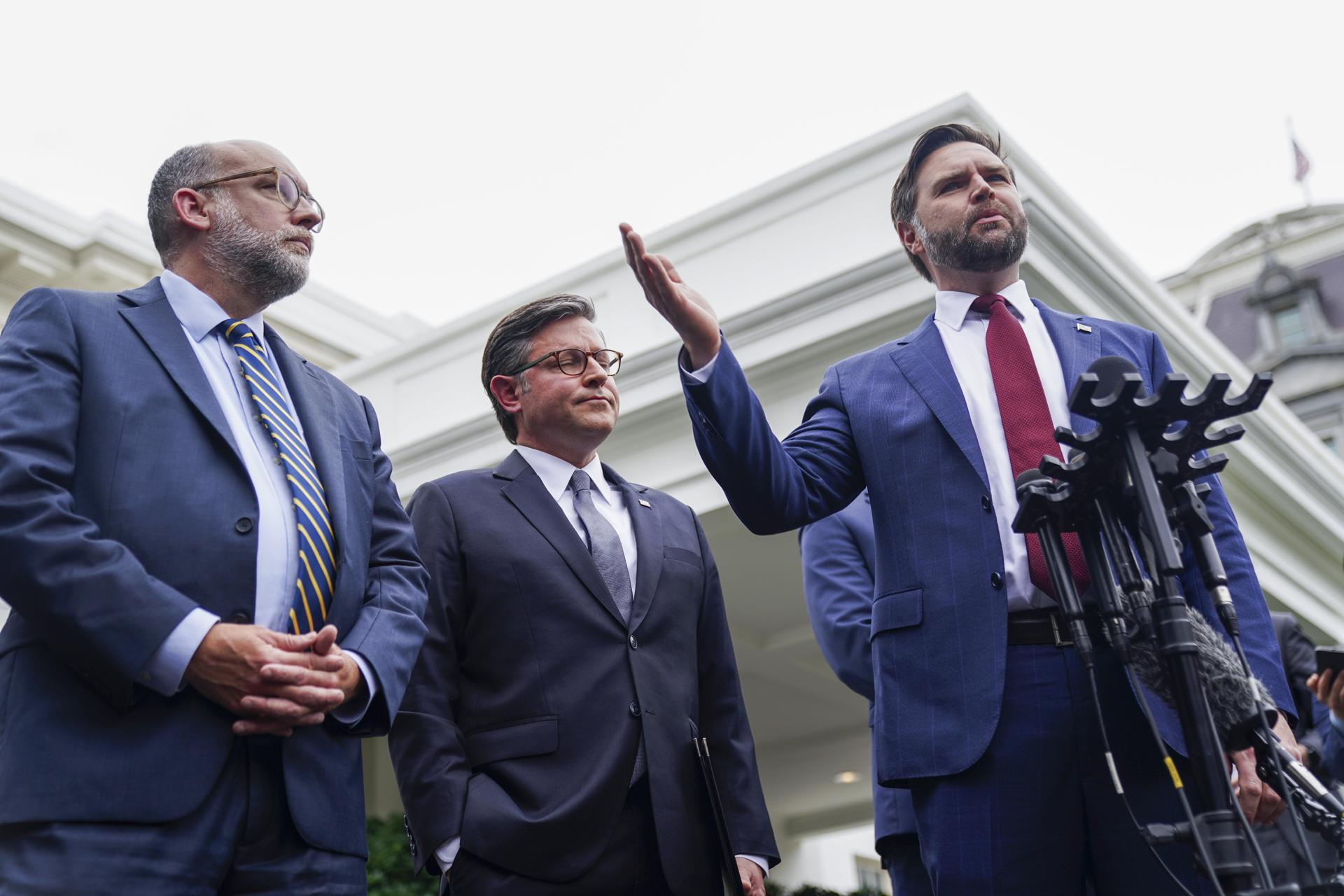 El vicepresidente de EE.UU., JD Vance (d), junto con el director de la Oficina de Administración y Presupuesto, Russell Vought (I), y el presidente de la Cámara de Representantes, Mike Johnson (c), ofrece declaraciones a los medios de comunicación tras una reunión del liderazgo del Congreso con el presidente Trump en la Casa Blanca en Washington, DC, EE. UU., el 29 de septiembre de 2025. EFE/EPA/WILL OLIVER / POOL POOL
