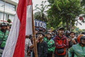 Imagen tomada el 30 de agosto de 2025 en Yakarta, Indonesia, durante una protesta frente a la sede de la Brigada Móvil de Policía. EFE/EPA/MAST IRHAM