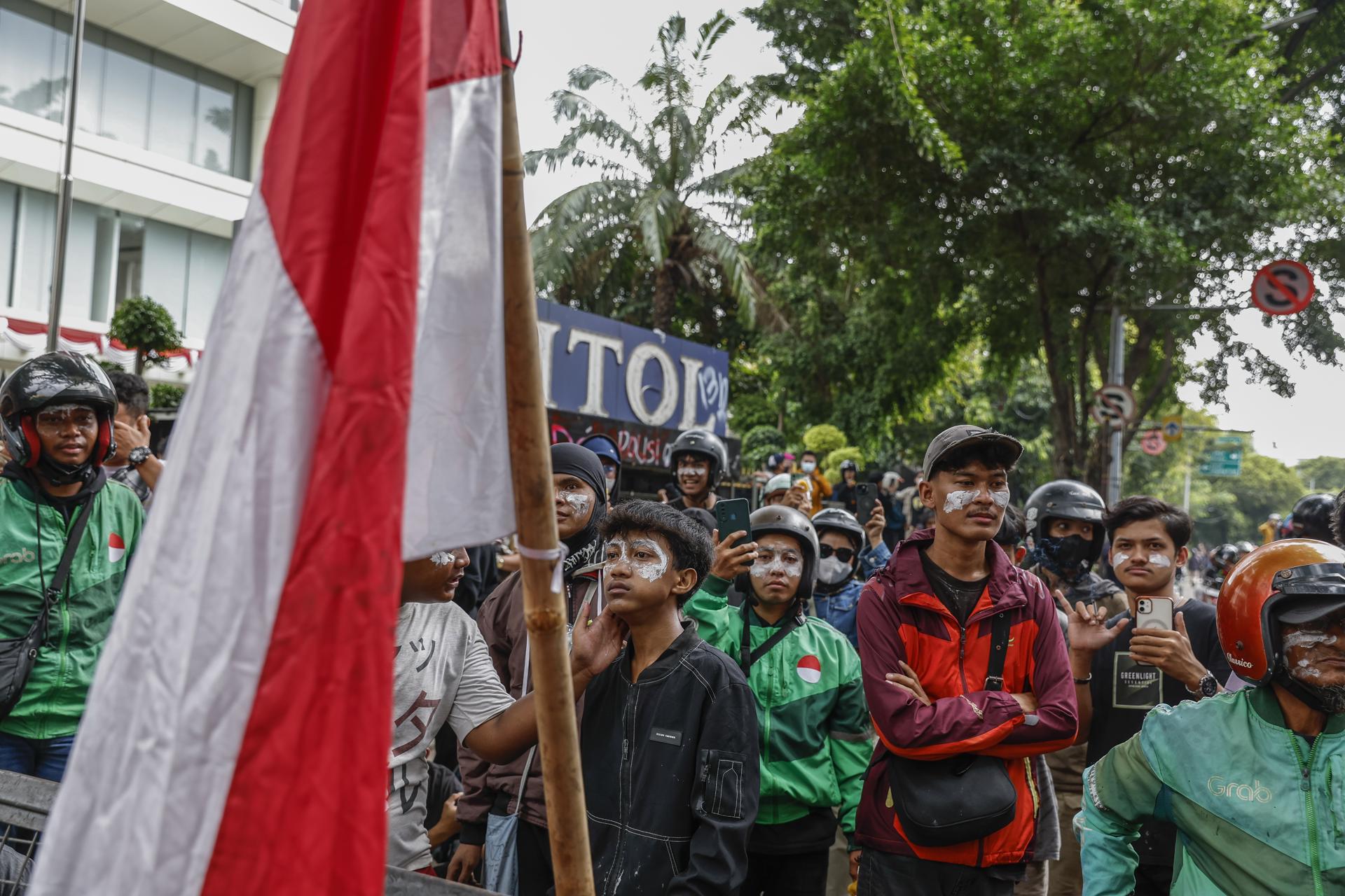 Imagen tomada el 30 de agosto de 2025 en Yakarta, Indonesia, durante una protesta frente a la sede de la Brigada Móvil de Policía. EFE/EPA/MAST IRHAM