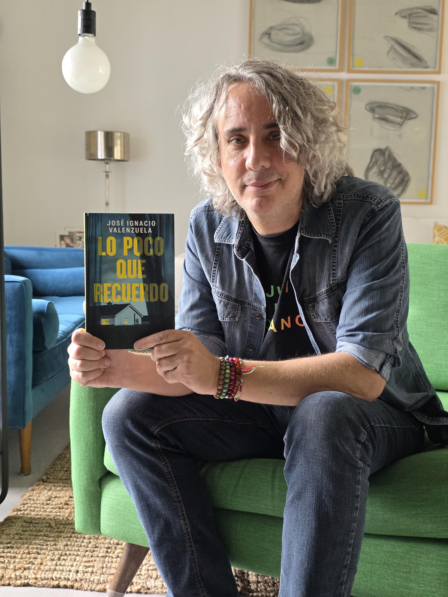 El escritor chileno José Ignacio Valenzuela 'El Chascas' fue captado este jueves, 4 de septiembre, al posar con su nuevo libro, 'Lo poco que recuerdo', durante una entrevista con EFE, en Miami (FL, EE.UU.). EFE/Alberto Boal