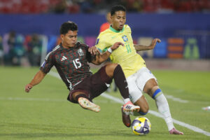 César Bustos (i), de México, disputa el balón con Wesley Gassova, de Brasil, en un partido del grupo C de la Copa Mundial Sub-20 entre Brasil y México en el estadio Nacional en Santiago (Chile). EFE/Esteban Garay