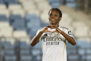 La delantera colombiana del Real Madrid Linda Caicedo celebra el tercer gol del conjunto durante el partido de Liga de Campeones femenino que Real Madrid y Eintracht de Fráncfort disputaron en el estadio Alfredo Di Stéfano. EFE/Sergio Pérez
