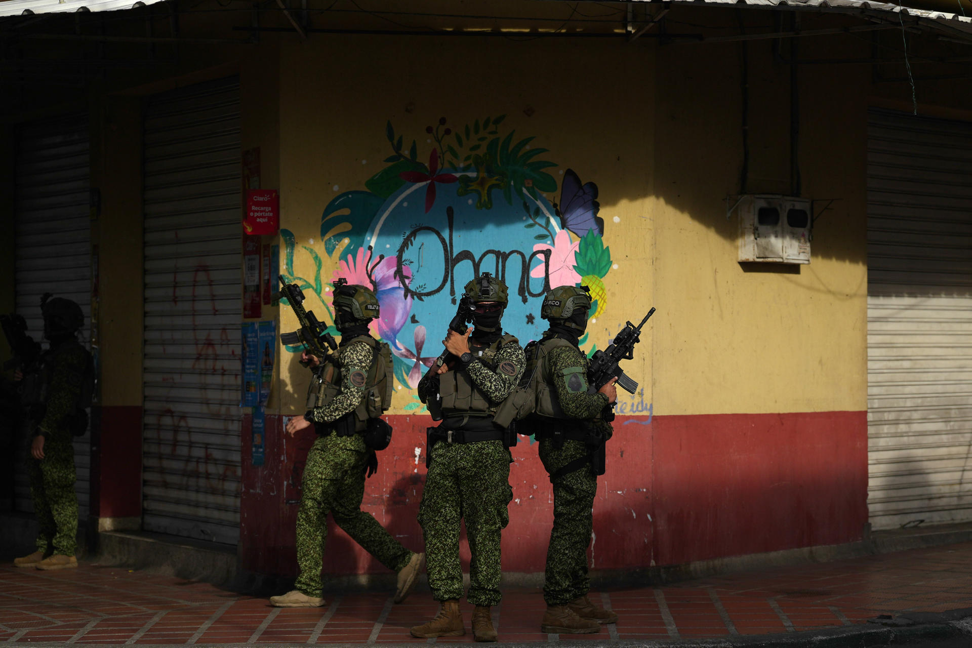 Integrantes del Ejército participan en labores de patrullaje en el barrio Siloé este jueves, en Cali (Colombia). EFE/ Ernesto Guzman Jr
