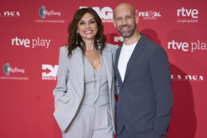 Los presentadores del programa de entretenimiento 'Directo al grano', el nuevo magacín de RTVE, conducido por Marta Flich, y Gonzalo Miró, este miércoles, durante su presentación dentro del Festival de Televisión de Vitoria, con un gran despliegue de presentaciones de ficción, como 'Las hijas de la criada', Sin gluten' y 'La Agencia', el FesTVal muestra también este miércoles su compromiso con las producciones españolas y el entretenimiento. EFE / L. Rico