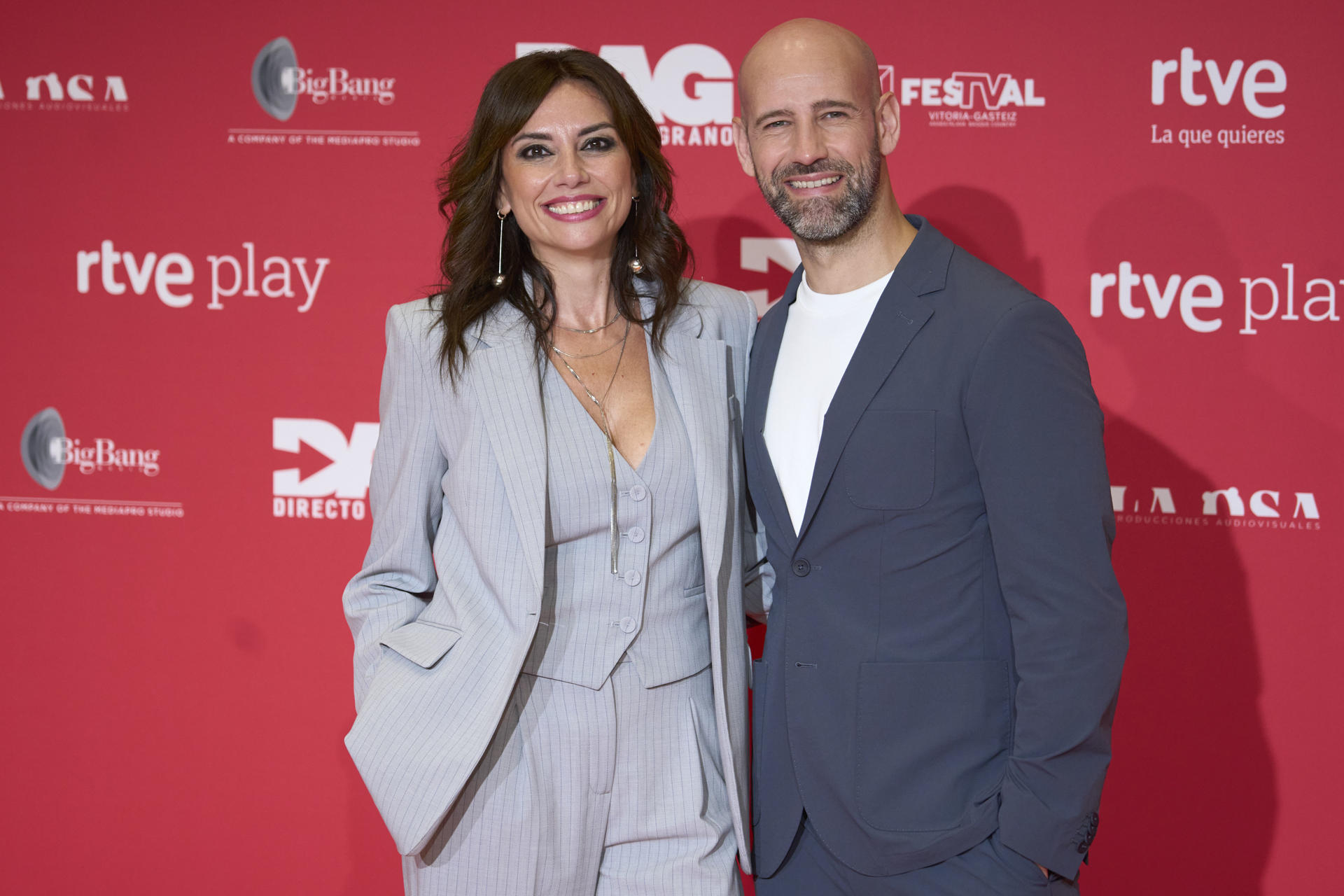 Los presentadores del programa de entretenimiento 'Directo al grano', el nuevo magacín de RTVE, conducido por Marta Flich, y Gonzalo Miró, este miércoles, durante su presentación dentro del Festival de Televisión de Vitoria, con un gran despliegue de presentaciones de ficción, como 'Las hijas de la criada', Sin gluten' y 'La Agencia', el FesTVal muestra también este miércoles su compromiso con las producciones españolas y el entretenimiento. EFE / L. Rico
