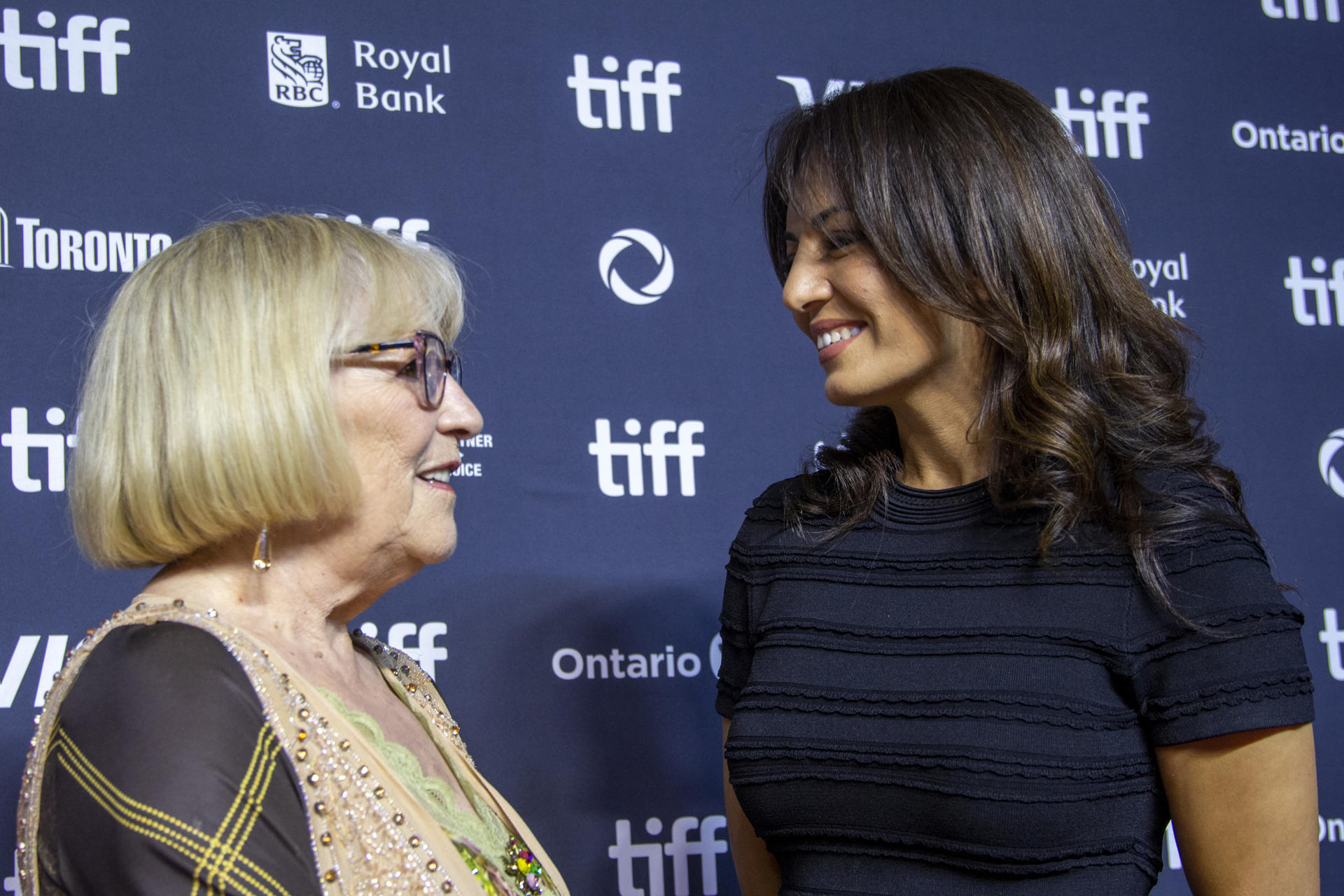 La actriz Carmen Maura (i) y la directora Maryam Touzani hablan este martes, durante el Festival Internacional de Cine de Toronto(TIFF) en Toronto (Canadá). EFE/ Julio César Rivas