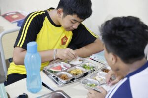 DENPASAR (Indonesia), 26/09/2025.- Estudiantes indonesios reciben comidas gratuitas en una escuela secundaria en Denpasar, Bali, Indonesia, bajo el programa gubernamental que ha causado cerca de 6.000 intoxicaciones alimentarias, según la Agencia Nacional de Nutrición del país. EFE/EPA/MADE NAGI