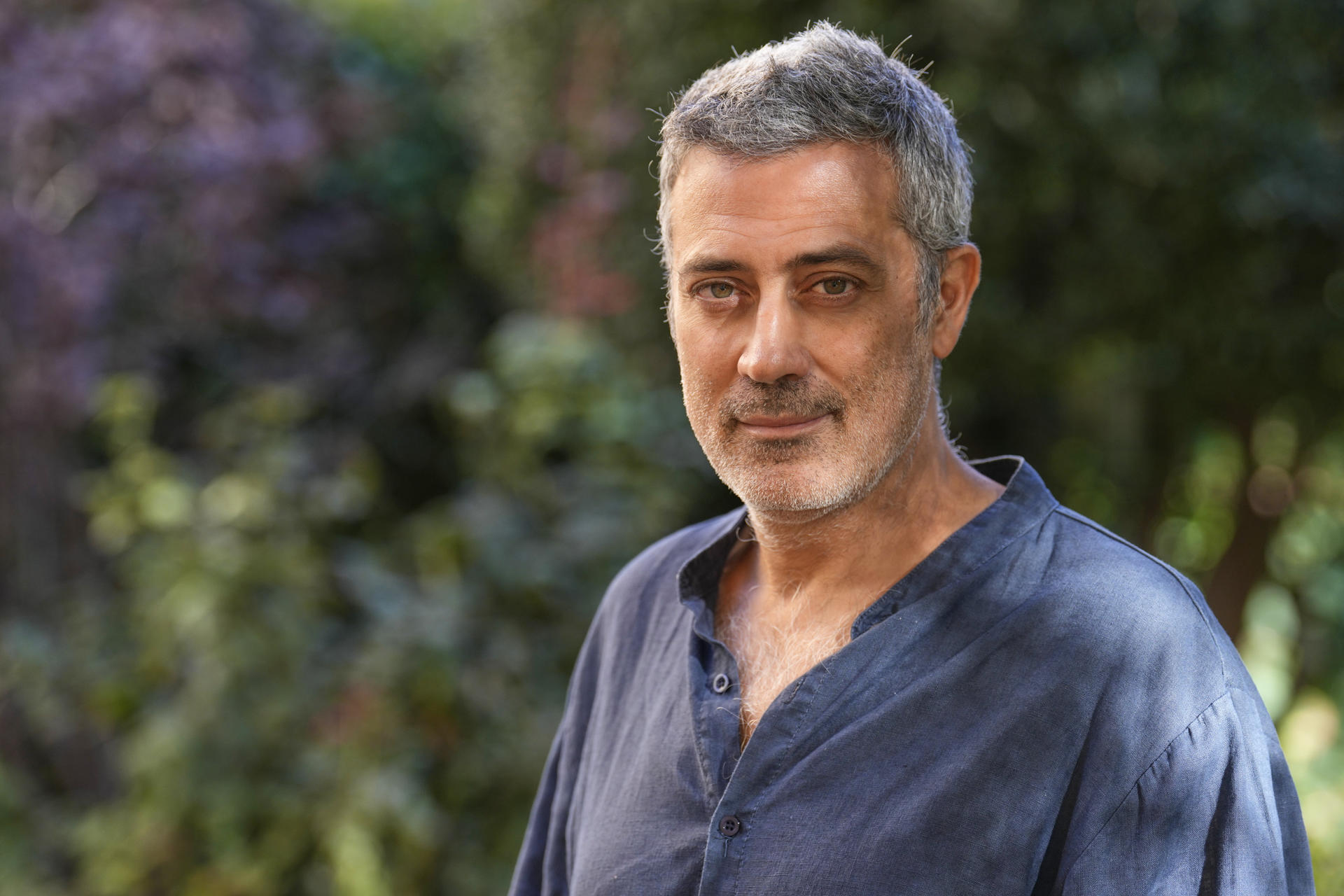 El escritor italiano Andrea Bajani ha presentado este miércoles en Barcelona 'El aniversario', novela con la que obtuvo el Premio Strega 2025, el más importante de su país, y en la que desmantela y desenmascara el totalitarismo de la familia. EFE/Alejandro García
