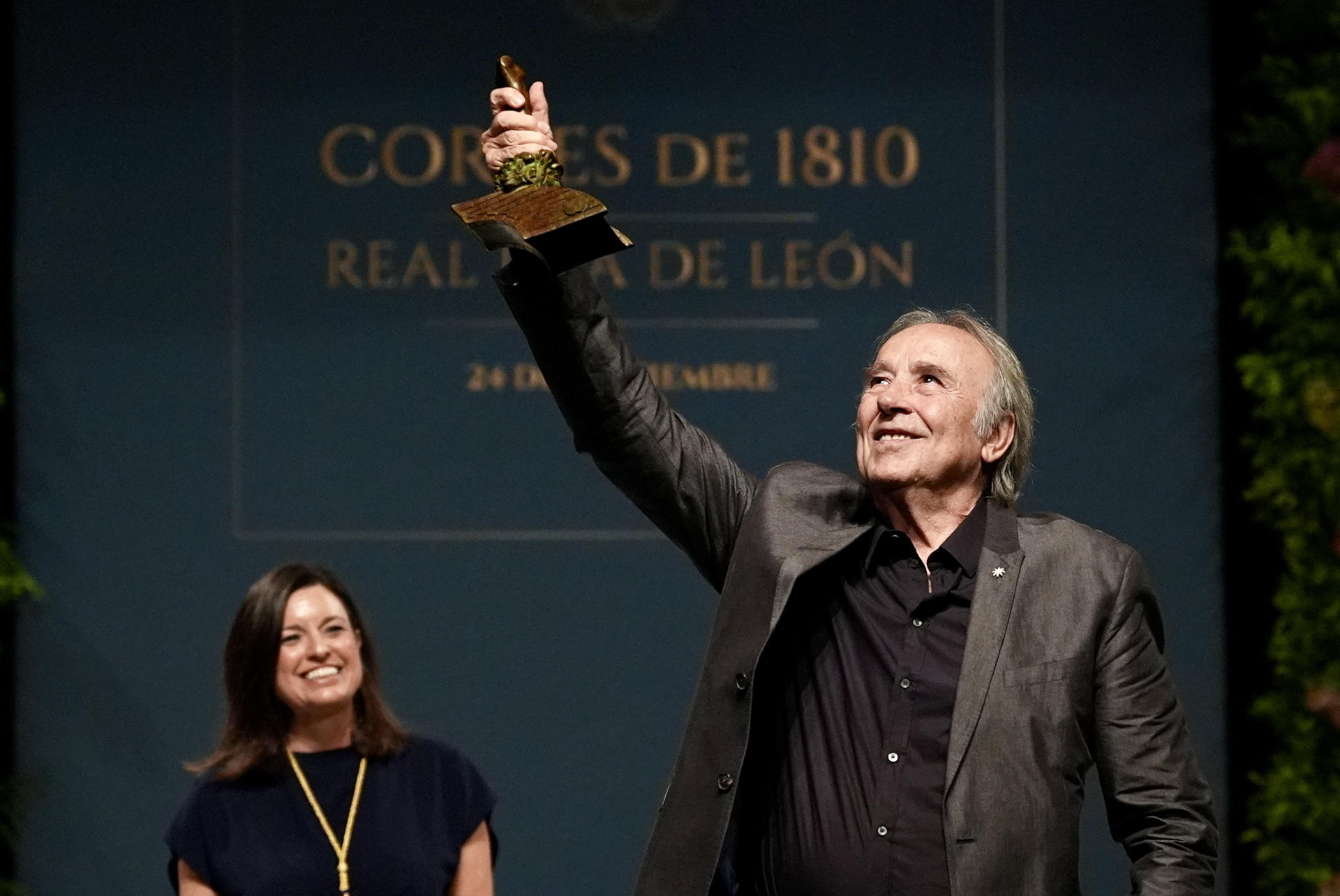 El cantante Joan Manuel Serrat tras recibir el XIV Premio Cortes de la Real Isla de León, con el que se reconoce la trayectoria de un artista que "ha hecho de la música un instrumento de lucha por la libertad, la democracia y los valores constitucionales", este miércoles en el marco del acto oficial conmemorativo del 214 aniversario de las Cortes Generales y Extraordinarias de 1810 en la Villa de la Real Isla de León. EFE/Román Ríos.
