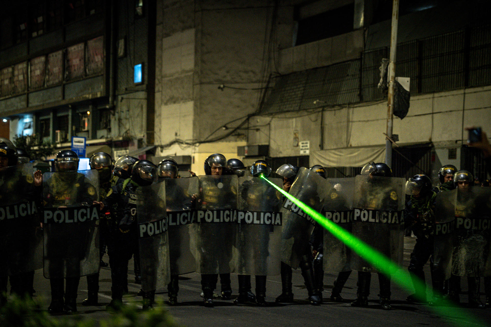 Integrantes de la Policía de Perú custodian el congreso de la República del Perú durante una manifestación este sábado, en Lima (Perú). EFE/ John Reyes Mejia