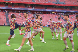 Los jugadores del Arsenal, calientan antes del primer partido de la fase de liga de la Liga de Campeones entre el Athletic Club de Bilbao y el Arsenal, este martes en el estadio de San Mamés en Bilbao.- EFE/. EFE/ Luis Tejido