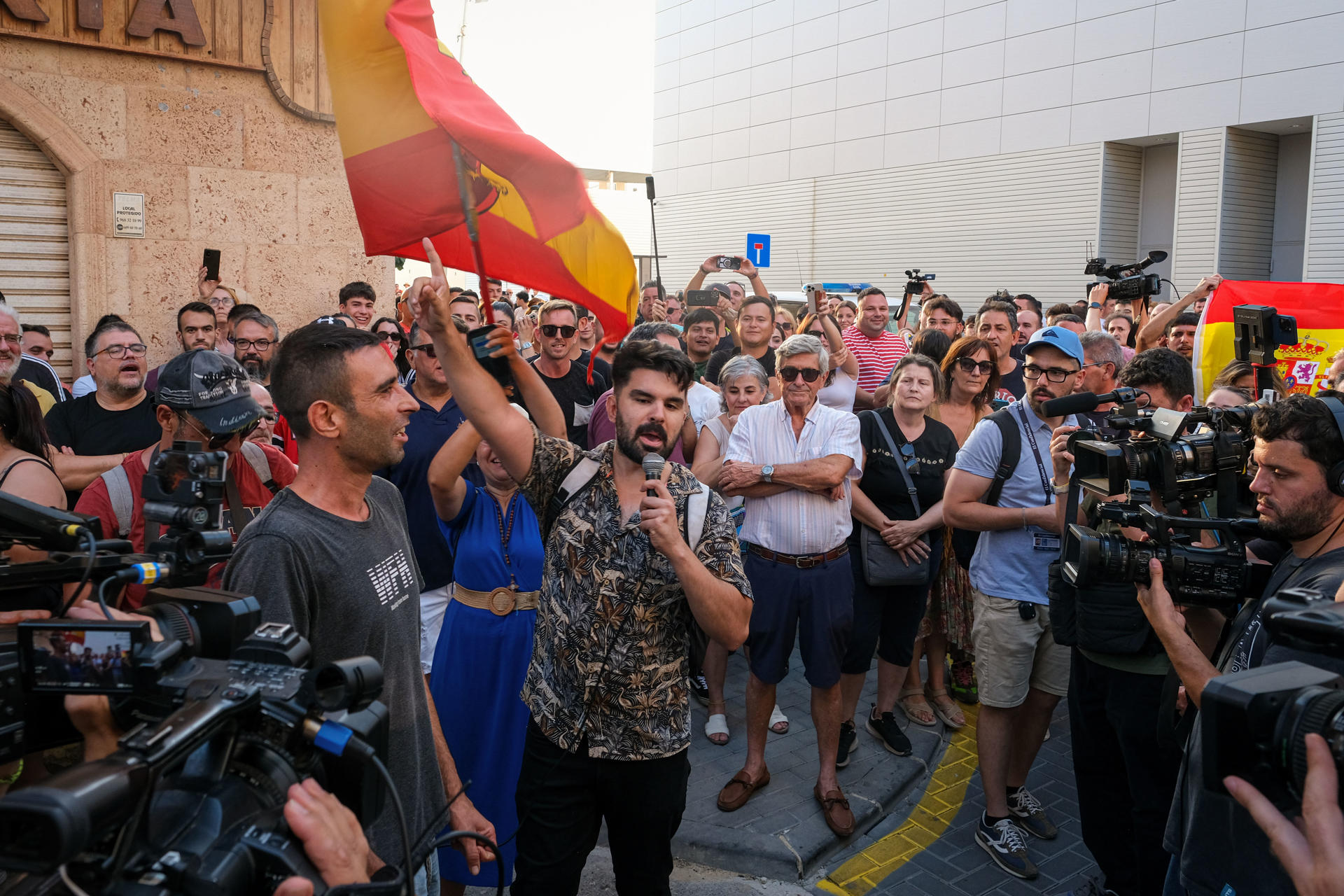 Imagen de archivo de varios influencers y agitadores de redes sociales en una concentración en Torre Pacheco (Murcia) el pasado 15 de julio. EFE/ Pablo Miranzo

