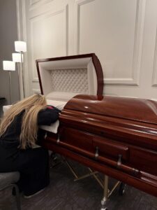 Fotografía tomada de la cuenta en Instagram @mrserikakirk de la esposa del activista conservador Charlie Kirk, Erika, junto al cuerpo del asesinado comentarista. EFE/ @mrserikakirk