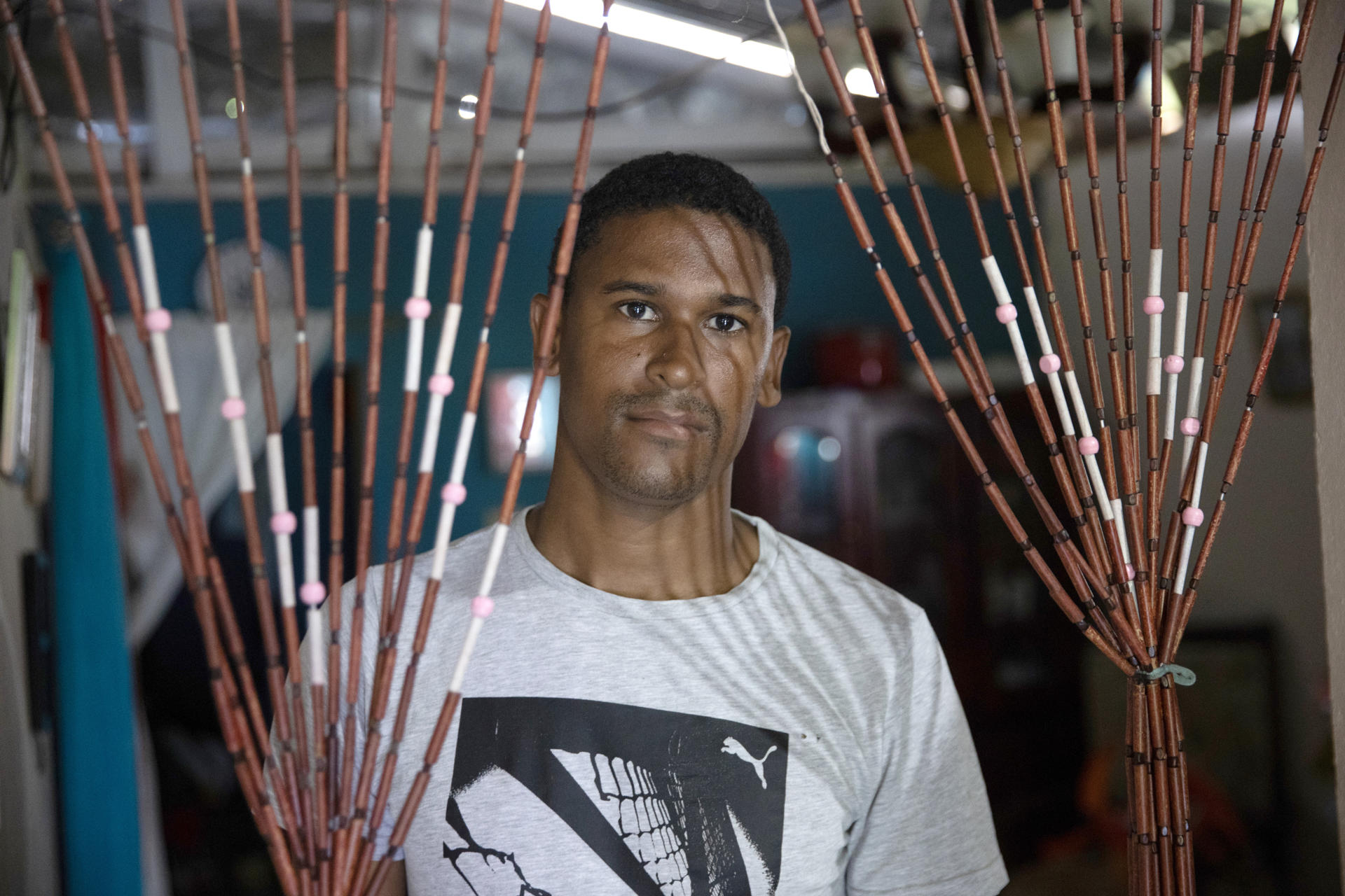 Luis Alberto Tejada, albañil dominicano recientemente repatriado desde EE.UU., al posar durante una entrevista con EFE, el pasado 1 de septiembre, en Sabana de la Mar (República Dominicana). EFE/Orlando Barría

