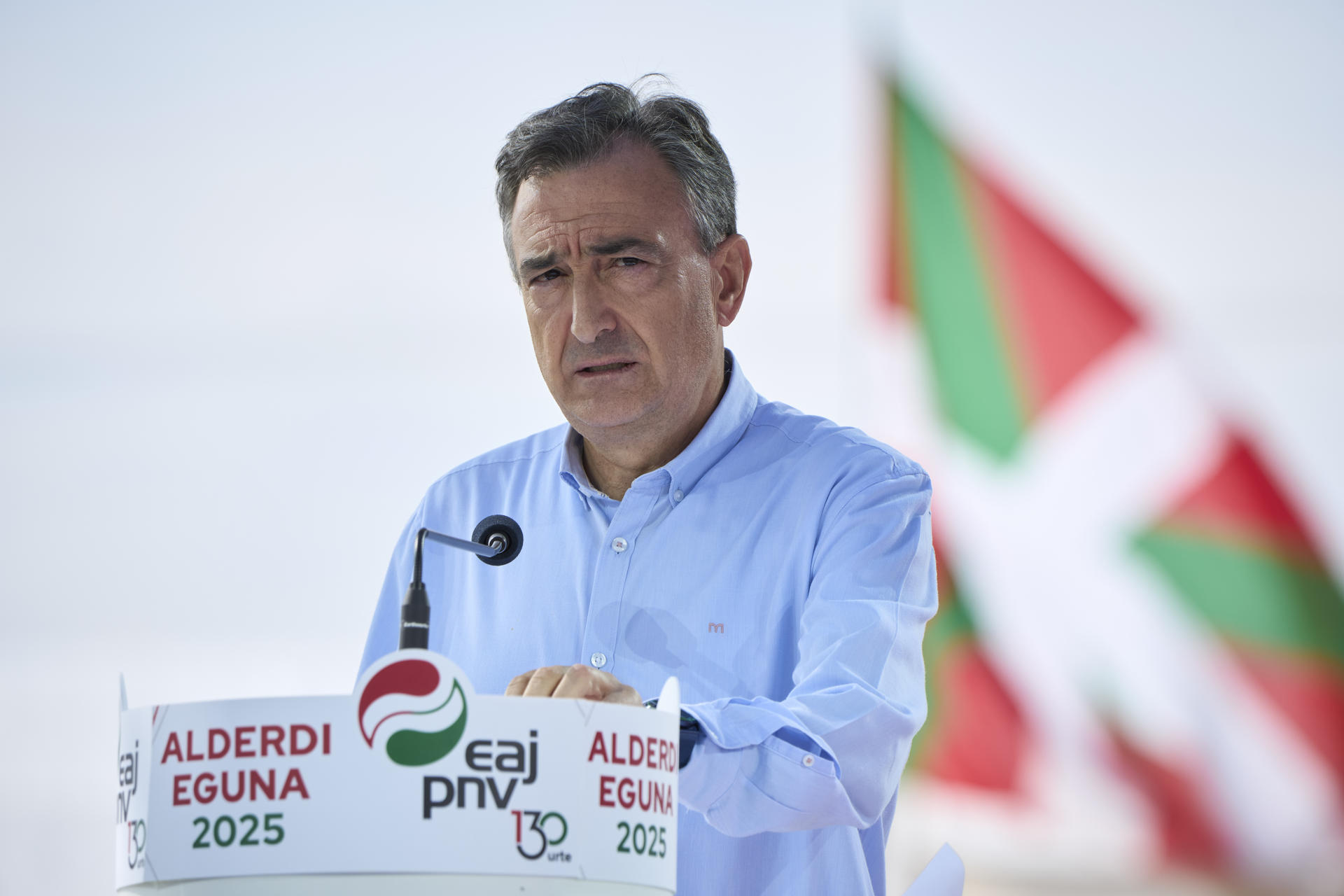 El presidente del Partido Nacionalista Vasco, Aitor Esteban durante su discurso en las campas de Foronda donde se ha celebrado el 'día del partido' del Partido Nacionalista Vasco. EFE/Adrián Ruiz de Hierro