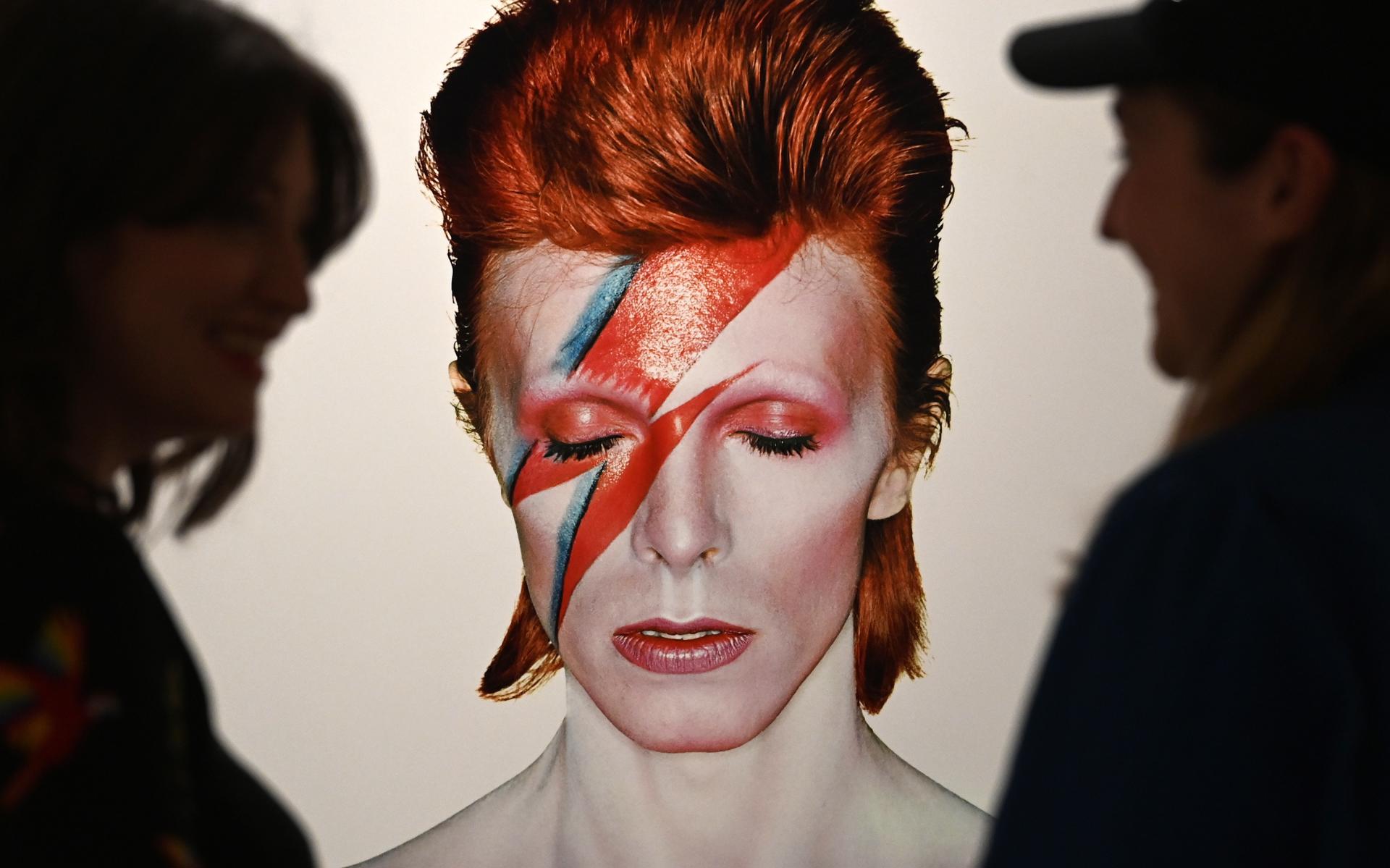 Imagen de archivo de la portada del icónico álbum 'Aladdin Sane' de David Bowie en la exposición por los 50 años del disco. EFE/EPA/ANDY RAIN