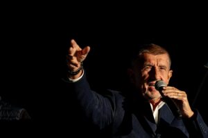 Praga/Viena, 30 sep (EFE).- El probable triunfo del magnate populista Andrej Babis en las elecciones legislativas de este viernes y sábado en Chequia puede acabar fortaleciendo el bloque eurocrítico -formado por Hungría y Eslovaquia- que cuestiona el apoyo incondicional a Ucrania, la política migratoria de la UE o la protección del medioambiente. EFE/EPA/MARTIN DIVISEK