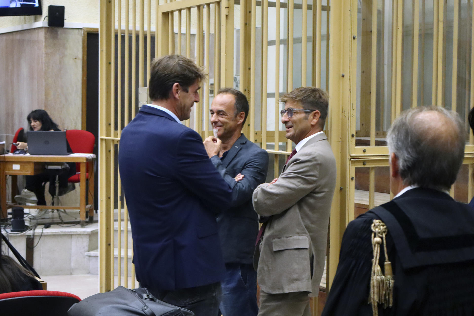 El italiano Francesco Arcuri (c), expareja de la española Juana Rivas, en el Tribunal de Cagliari, en Cerdeña, Italia, este jueves. El juicio contra Arcuri, acusado de maltrato físico y psicológico a sus hijos, comienza este jueves sin la presencia de la mujer ni de los niños. EFE/Carlos Expósito