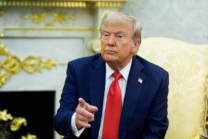 El presidente de EE.UU. Donald J Trump durante un encuentro en la Casa Blanca en Washington (Estados Unidos). EFE/EPA/AARON SCHWARTZ / POOL