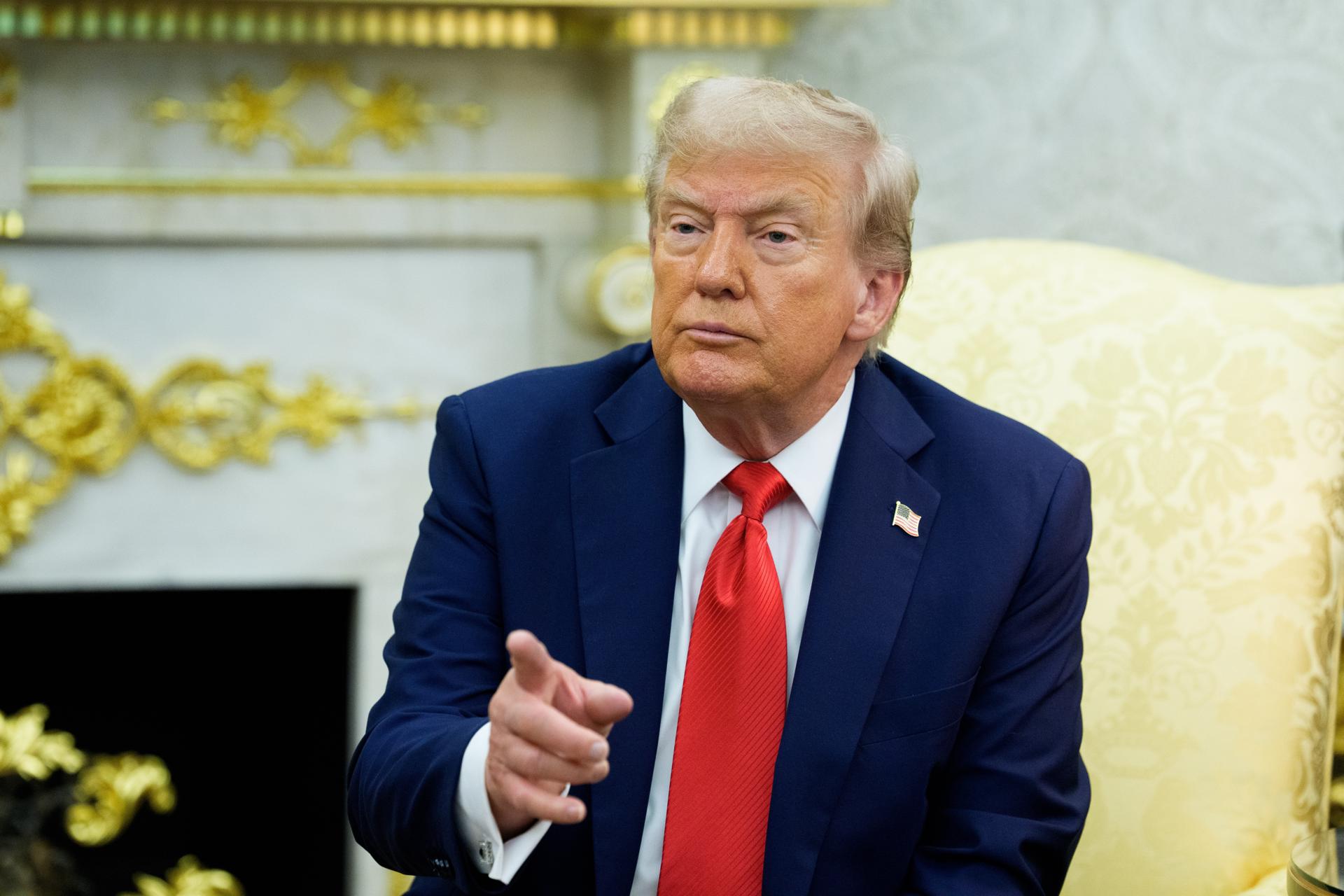 El presidente de EE.UU. Donald J Trump durante un encuentro en la Casa Blanca en Washington (Estados Unidos). EFE/EPA/AARON SCHWARTZ / POOL