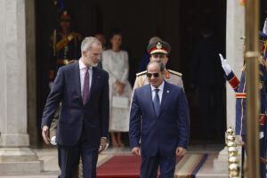 El rey Felipe VI y el presidente de Egipto Abdelfatah Al-Sisi, acompañados de la reina Letizia y la primera dama de Egipto Entissar Amer, durante la recepción oficial a los reyes de España en su viaje de Estado a Egipto, este miércoles en el palacio de Al-Ittihadiya en El Cairo.-EFE/Jesús Briones