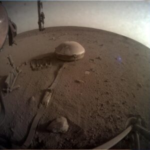 Imagen tomada por el módulo de aterrizaje InSight de la NASA en diciembre de 2022 que muestra el sismómetro en la superficie de Marte. NASA/JPL-CALTECH