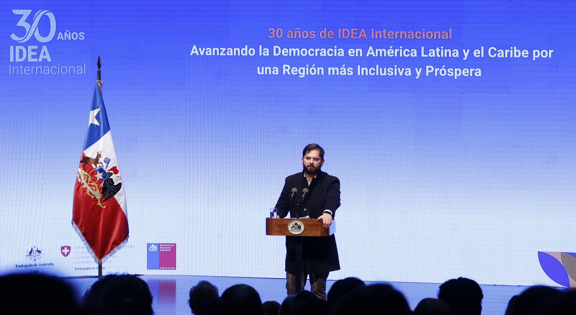 El presidente de Chile, Gabriel Boric, habla durante la ceremonia de conmemoración del 30° aniversario del Instituto Internacional para la Democracia y la Asistencia Electoral (IDEA Internacional) este miércoles, en Santiago (Chile). EFE/ Elvis González