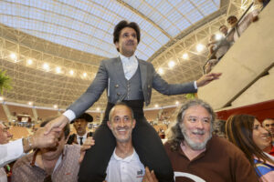 El rejoneador Diego Ventura sale a hombros tras cortar dos orejas en la corrida de la segunda jornada de la Feria de San Mateo, celebrada este lunes en la plaza de toros de La Ribera, en Logroño. EFE/Raquel Manzanares