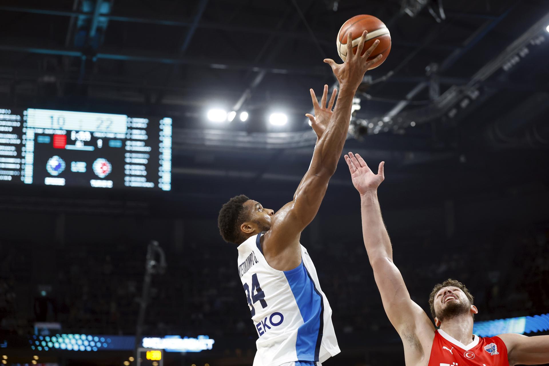 Giannis Antetokounmpo lanza a canasta. EFE/EPA/TOMS KALNINS