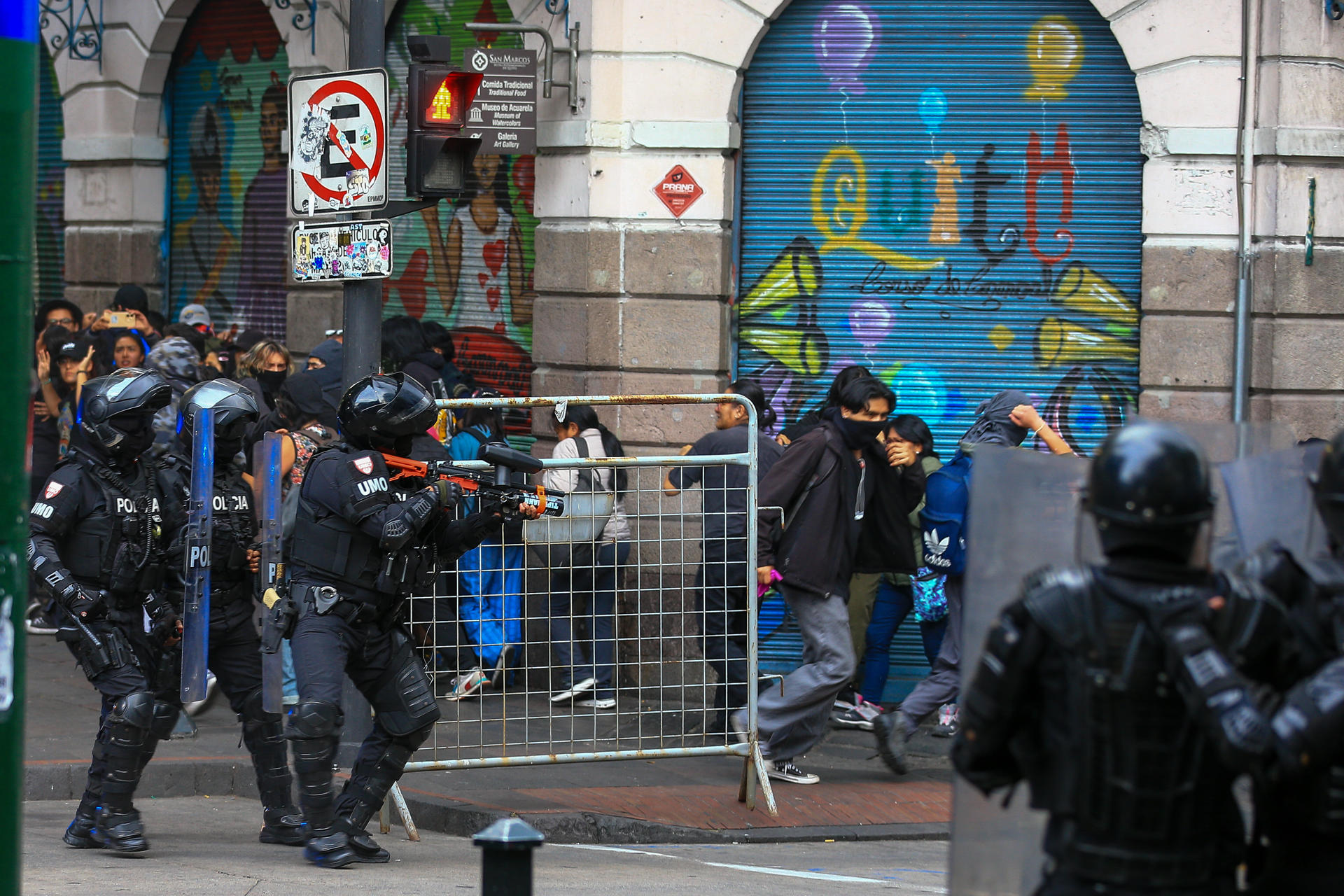 Integrantes de la Policía de Ecuador se enfrentan con manifestantes este martes, en Quito (Ecuador), debido a la eliminación del subsidio al diésel. EFE/ José Jácome