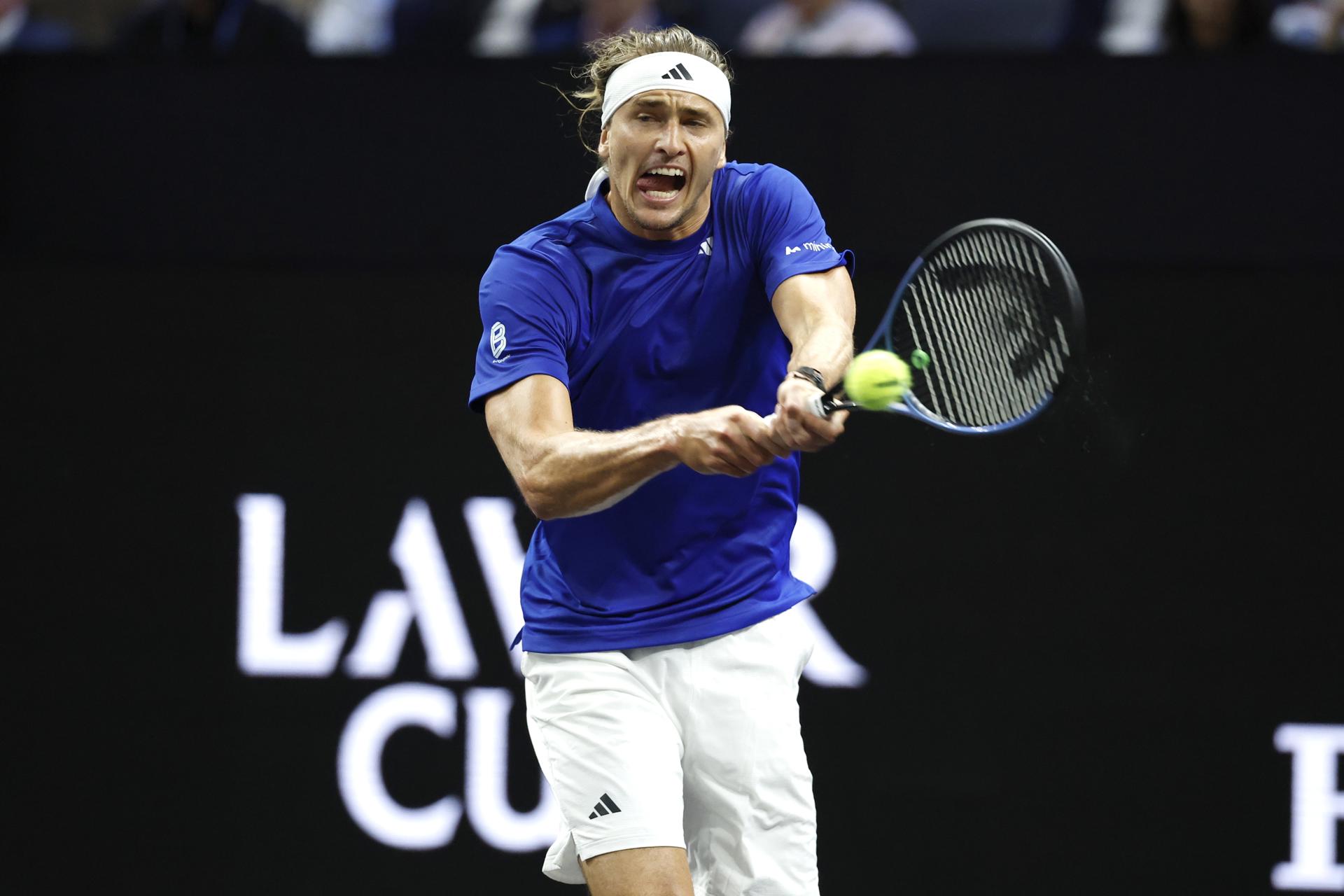 El alemán Alexander Zverev, del equipo Europa, en acción contra el estadounidense Taylor Fritz, del equipo Mundo, durante el partido 12 de individuales de la Copa Laver de tenis en San Francisco, California (EE.UU.). EFE/JOHN G. MABANGLO