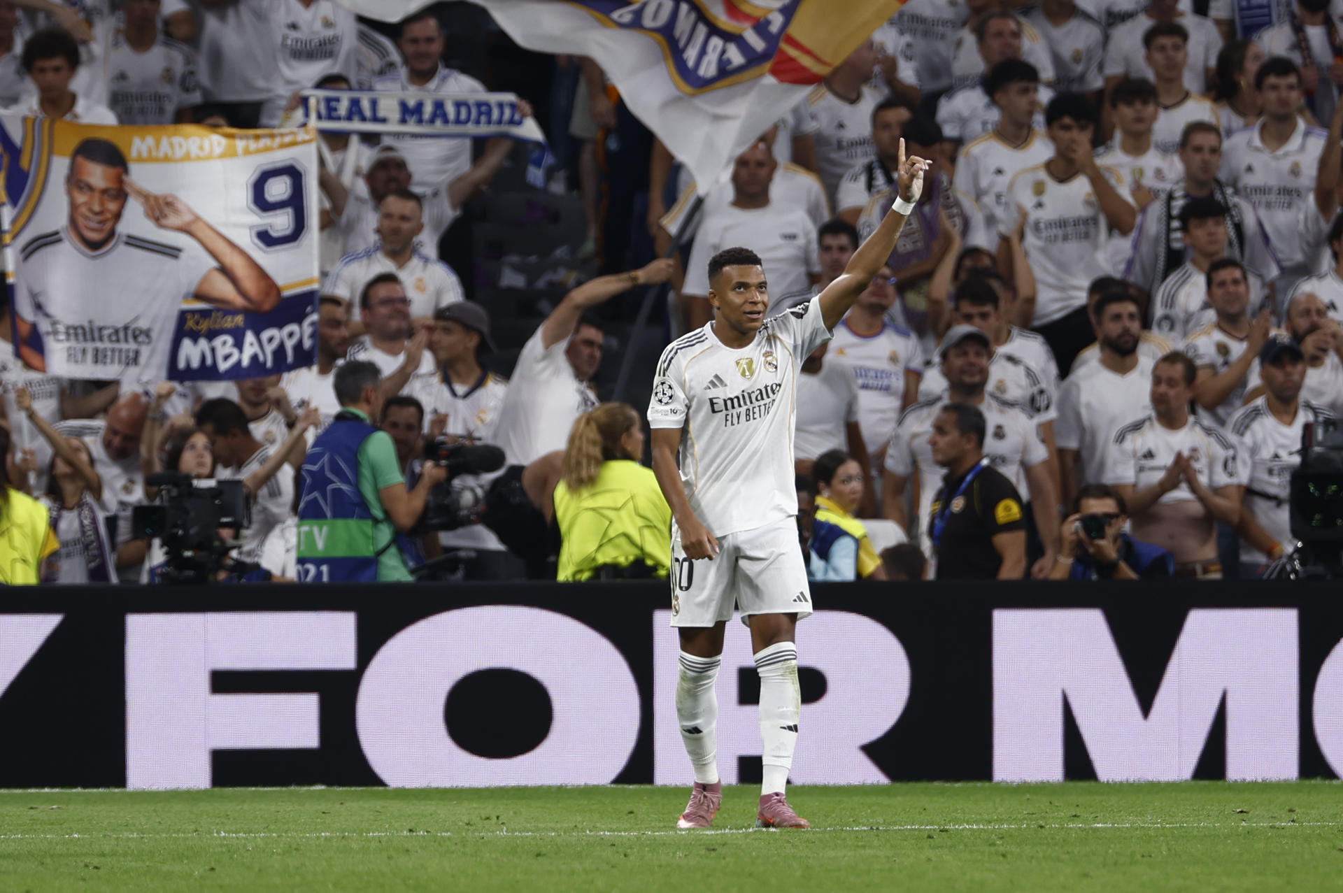 El delantero francés del Real Madrid Kylian Mbappe celebra su segundo gol durante el partido de la primera jornada de la Liga de Campeones que Real Madrid y Olympique de Marsella disputaron en el estadio Santiago Bernabéu. EFE/Daniel González
