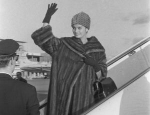 Sofía Loren, se despedía en 1960 de España, en el aeropuerto de Madrid Barajas, tras rodar la película 'Madame Sans-Gene' del director Christian Jaque. EFE/Archivo.