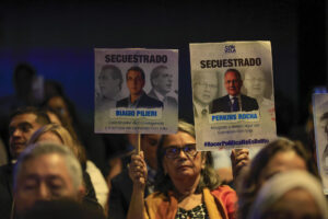 Personas sostienen carteles con la imagen de ciudadanos detenidos, este martes durante el conversatorio 'Venezuela Memoria y Justicia', en ciudad de Panamá (Panamá). EFE/ Bienvenido Velasco
