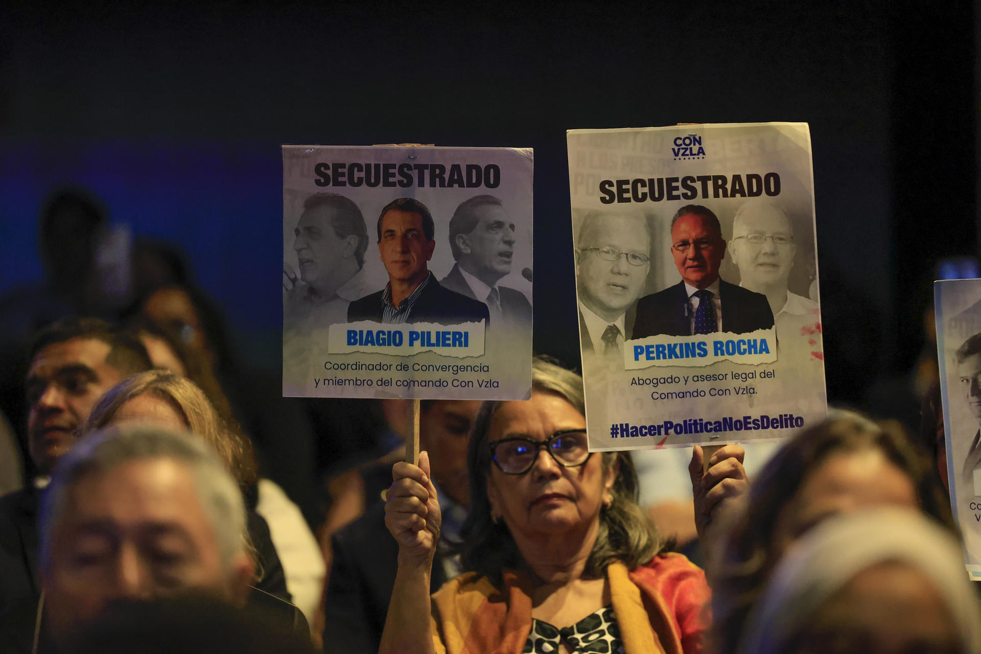 Personas sostienen carteles con la imagen de ciudadanos detenidos, este martes durante el conversatorio 'Venezuela Memoria y Justicia', en ciudad de Panamá (Panamá). EFE/ Bienvenido Velasco