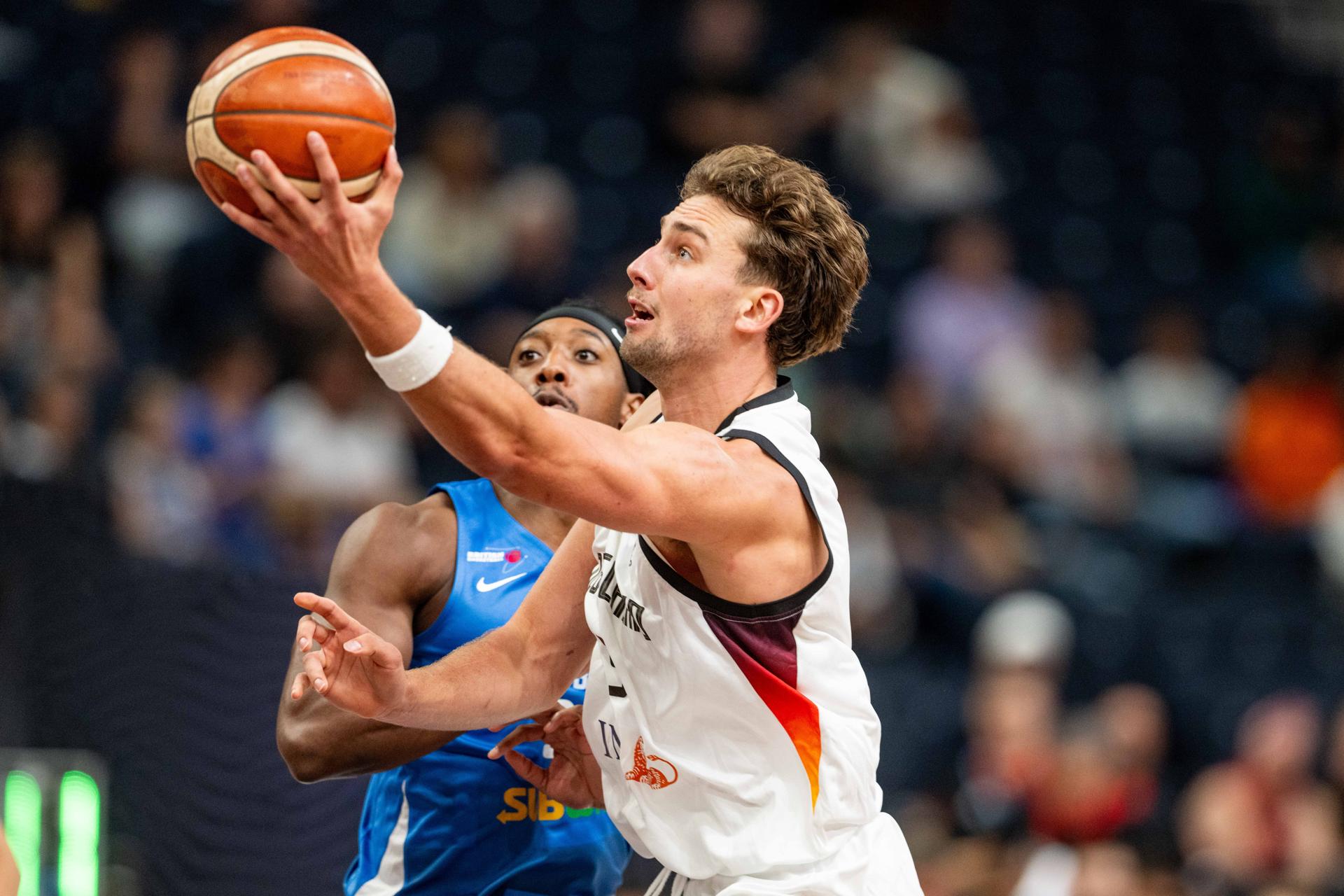 El alemán Franz Wagner (d), durante una acción del partido de este lunes frente a Gran Bretaña, disputado en Tampere (Finland), dentro del Eurobasket 2025. EFE/ Jussi Eskola