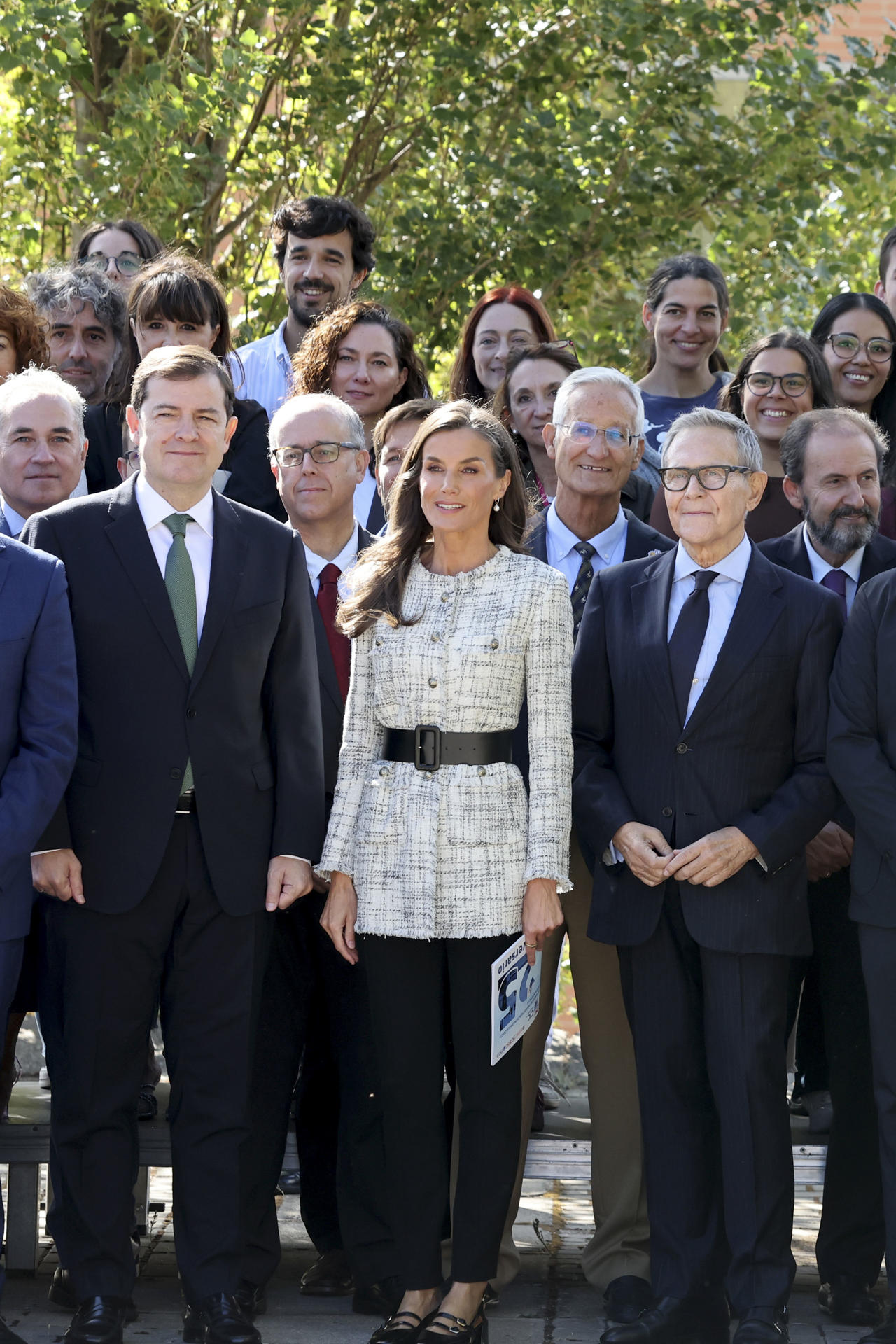 La reina Letizia acompañada por el presidente de la Junta de Castilla y León, Alfonso Fernández Mañueco (i), visita el Centro de Investigación del Cáncer en Salamanca, como parte de los actos organizados en Salamanca para conmemorar el Día Mundial de Investigación del Cáncer. EFE/ JM. Garcia