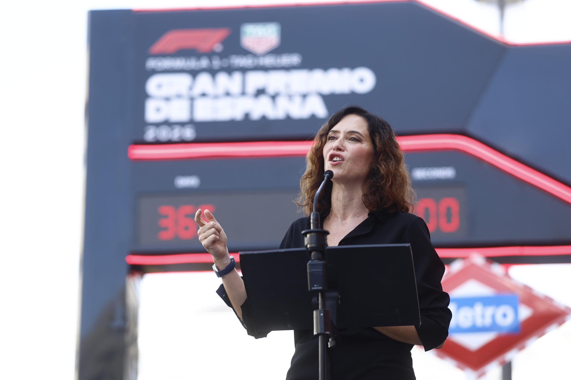 La presidenta de la Comunidad de Madrid, Isabel Díaz Ayuso durante el acto de presentación de un contador gigante instalado en la Puerta del Sol que será testigo de la cuenta atrás para la celebración del GP de España de Fórmula Uno. EFE/Rodrigo Jiménez