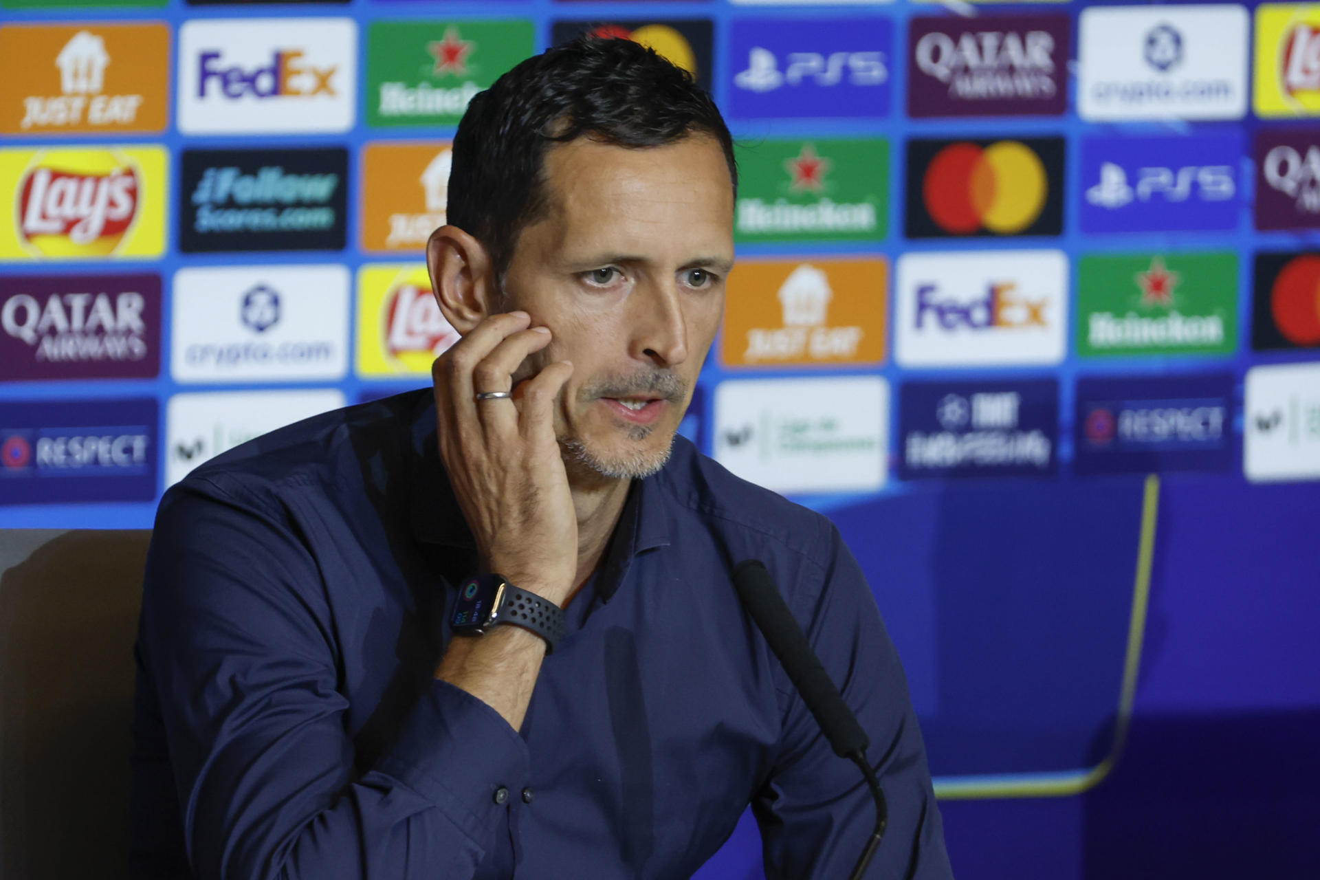 El entrenador del Eintracht Frankfurt, Dino Toppmöller,durante la rueda de prensa en el estadio Metropolitano este lunes, donde mañana disputa el partido de Liga de Campeones contra el Atlético de Madrid.-EFE/Juanjo Martín