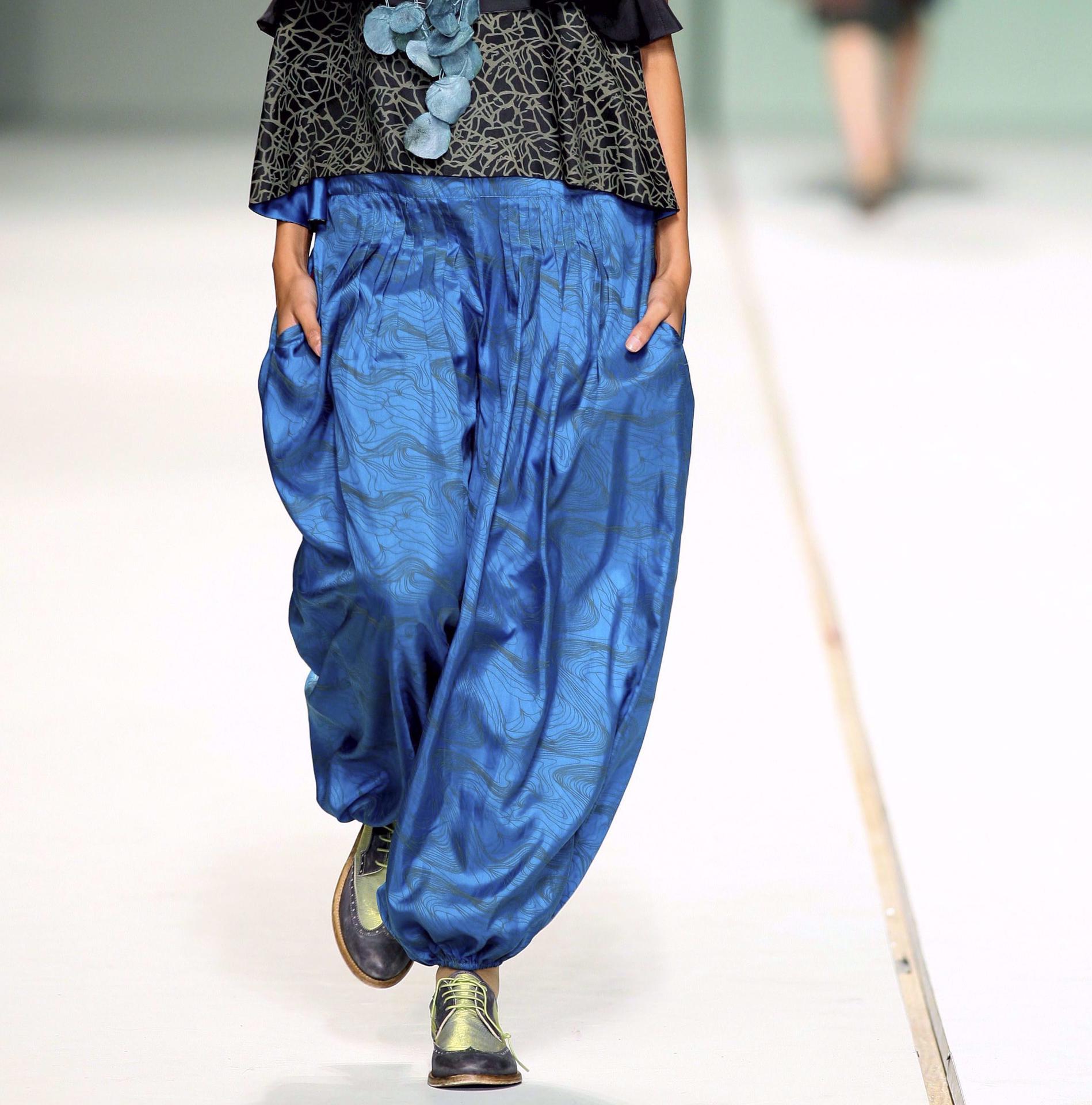 Una modelo luce sobre la pasarela una creación de la firma portuguesa TM Collection, en una imagen de archivo EFE/Estela Silva