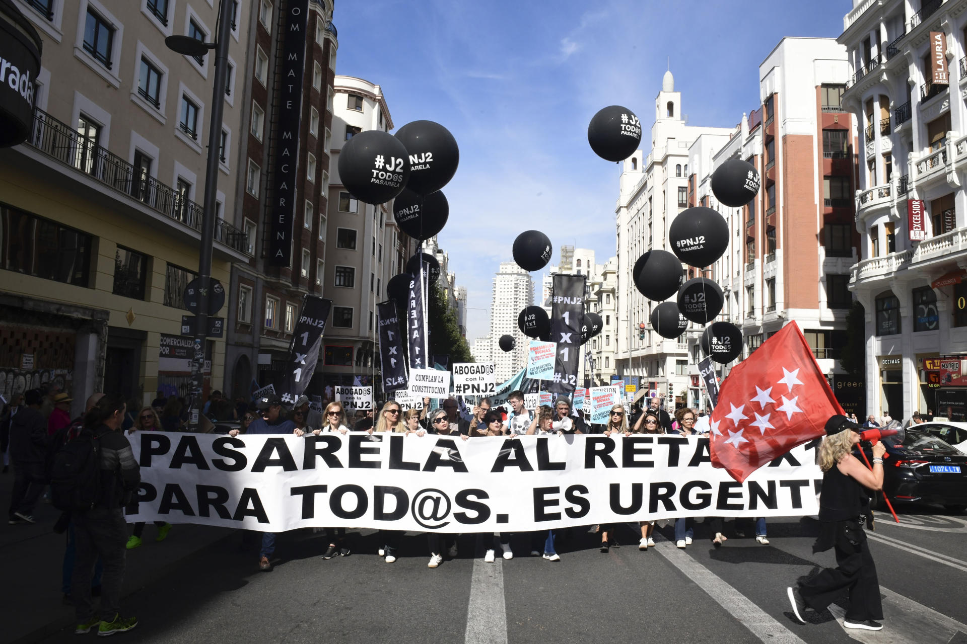 Miles de mutualistas llegados de toda España se manifiestan este sábado por la Gran Vía de Madrid con el objetivo de reclamar mejoras en el traspaso a la Seguridad Social de las aportaciones que han hecho durante todos sus años de cotización a las mutualidades profesionales alternativas. La marcha, celebrada bajo el lema "Pasarela 1x1 para todos" y que ha partido desde la Plaza de España, coincide con el inicio del trámite de enmiendas al articulado de la proposición de ley del PSOE que busca solucionar la situación de estos trabajadores que han cotizado únicamente a las citadas mutualidades. EFE/Victor Lerena