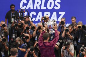 Carlos Alcaraz de España levanta la copa de campeones después de ganar del Campeonato de Tenis Abierto de Estados Unidos. EFE/EPA/SARAH YENESEL